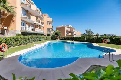 Image de Appartement de vacances \"Sauce Sol Fuengirola\" avec vue sur mer, piscine et terrasse privée