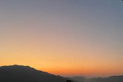 Image de Twin Oaks\nKasauli chowk\nThe valley view\nSun rise on your bed.