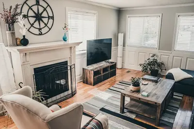 Image de Georgian Bay Escape - Perfect getaway right by the lake. Private deck w\/ pool.