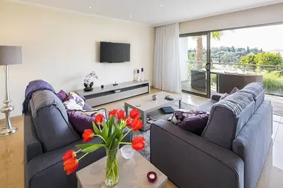Premier nº 24 - Two Bedroom Apartment, Communal Pool, Air-Con, Wi-Fi