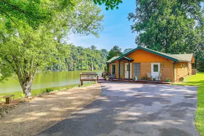 Image de 'Duck and Bug's Cabin' on Boone Lake w/ Boat Dock!