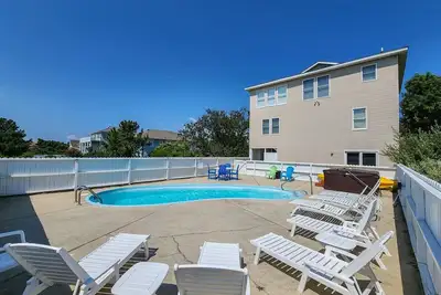 6 bed, 5. 1 pool home, dog friendly. Walk to beach And sound access!