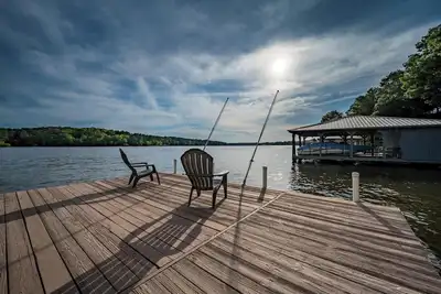 Image de Lake Sinclair Home: Waterfront, Dock & Fire Pit!
