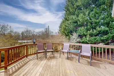 Image de Warm & inviting upper-level guest suite w\/ deck, shared washer\/dryer, central Ac