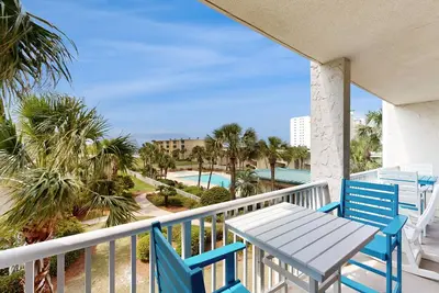 Image de Snowbird-friendly condo with beach views, private beach, heated pool