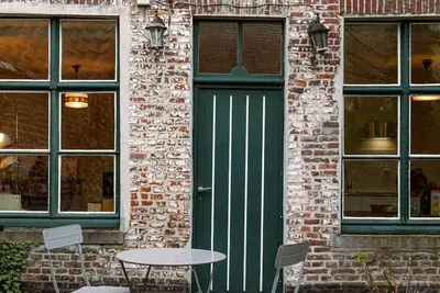 Image de Huswell - Retro apartment with cozy city garden
