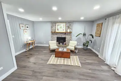 Image de Gurnee Getaway: Modern Oasis Near Six Flags & Naval Base!