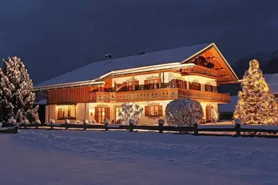 Image de Appartement \"Alpenglühn\" avec vue sur les montagnes, jardin partagé et Wi-Fi