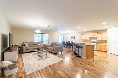 Image de Cozy and peaceful home. Sleeps 12, Rv side parking, Office space, Sun Room