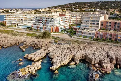 Image de Charmant T2 rénové avec terrasse et piscine, accès direct plage à Sète