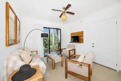 Image de Downtown Condo Steps from the beach and everything