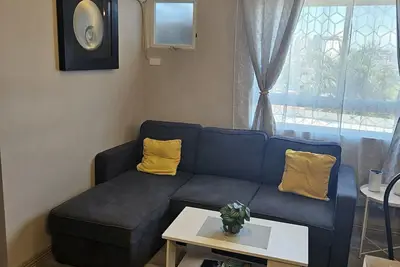 Image de 2-Bedroom Boutique City Condo - City Center - High Speed Wi-Fi Newly Renovated!