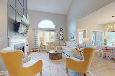 Large Three Bedroom Townhome Close to the Beach!