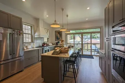 Image de Spacious home w Chef’s Kitchen, Natural Light, Open Floor Plan, Ideal for Groups