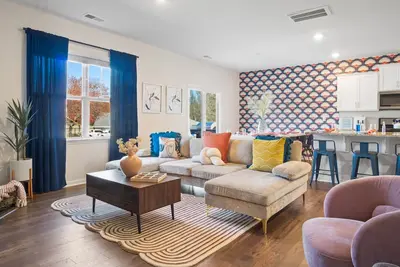 Image de 6min to Uncc: Spacious 5bd with Games Backyard