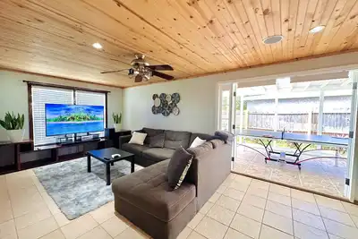 Image de Sky Shower, Ping Pong Table, King Beds and 65inch Tv Theatre