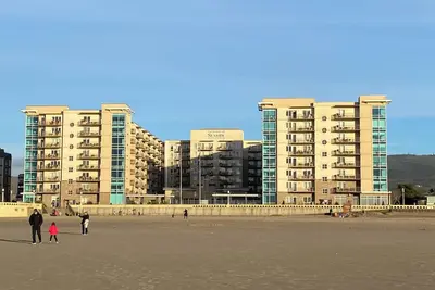Seaside Getaway: Your Beachfront Resort Retreat on the Promenade.