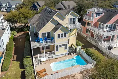 Image de Saltwater Kisses: Pool | Hot Tub