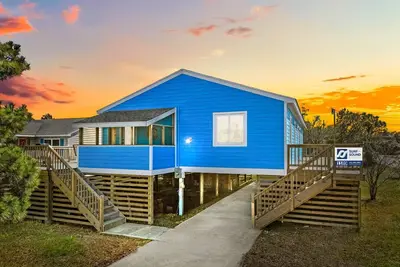 Image de Summer Savings - Soundside Dog Friendly Home with Hot Tub and Spacious Deck