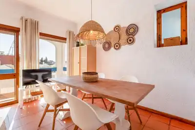 Image de Comfy 2 Bdr Apartment W/ Balcony by LovelyStay