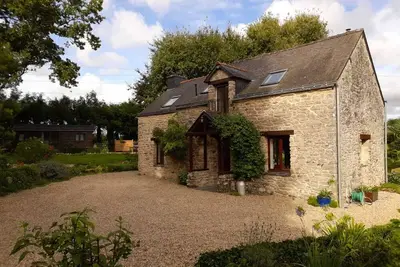 Image de Maison Dragonnet, charme et originalité, au calme, à 20 min des plages.