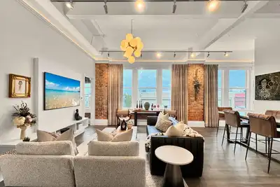 Image de DeLuna Vista the Brent Lofts