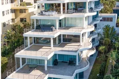 Image de Beachfront, modern, off-grid luxury apartment