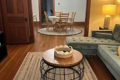 Image de Charming 2-bedroom 1 block to Wrigley