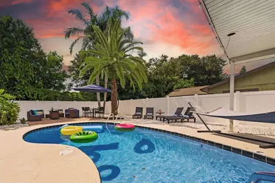 Image de [Guest Favourite] Family Fun Oasis | Heated Pool, Hot Tub & Arcades