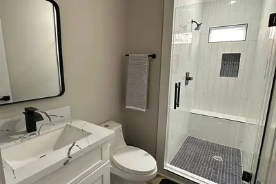 Image de Downtown/Rodeo/Astros/Rockets \n2 Bed 2 Bath Newly Built!