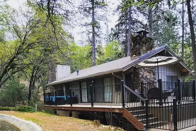 Image de Cozy Upstairs Cabin w/Canal Views 45 mins to slopes & 10 mins to Rollins Lake