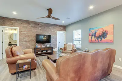 Image de 1/2 Mi to Grand Lake: Home w/ Furnished Deck!