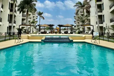 Image de Pool & Jacuzzi Condo - Book Now!