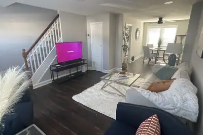 Image de Contemporary 2 Br Townhome- Pet Friendly!