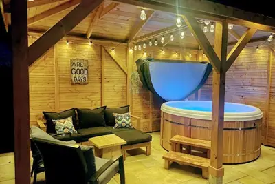 Image de Stay in the Aonb with Own Hot Tub, Dogs Welcome
