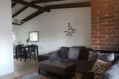 Image de Spacious furnished 2 bedroom apartment available in a great central location!