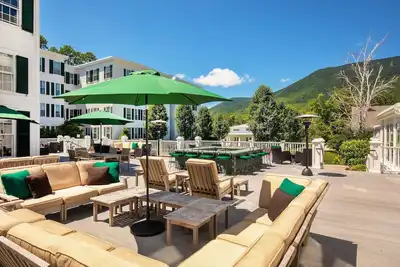 Queen's Quarters  | 2 Queen Room + Mountain View