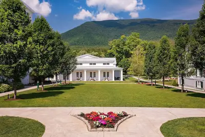 Adaptable Escape | King Room + Mountain View