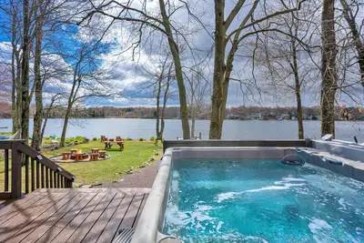 Image de New Listing! Lakefront w/Hot Tub, Firepit, Private Beach!