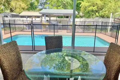 Image de Entire Pool House with Bbq, Fire pit and Gym