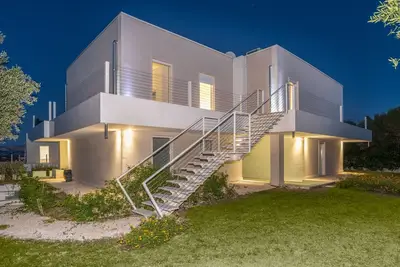 Aquamarina Residence Apartment W\/Private Parking!