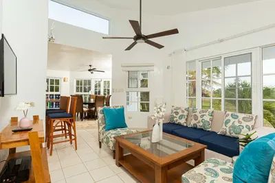 Image de Villa Dance - Home with Steps to the Beach