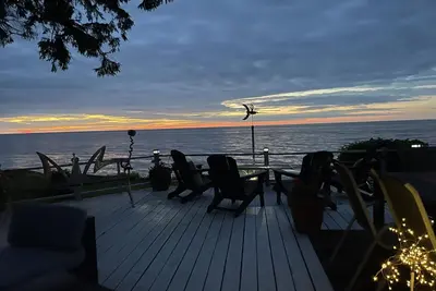 Image de Stunning Lake Views From This Artistic Getaway