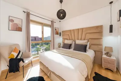 Image de Élégance Urbaine : Confort au Milieu de la Ville