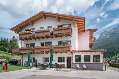 Image de Appartement 'Wellness Alpino Con Minispa' avec vue sur les montagnes, terrasse partagée et Wi-Fi