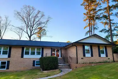 Image de Experience comfort in our spacious 6-bedroom home near Augusta National