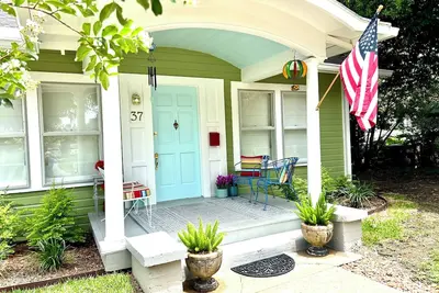 Image de 4-bedroom 100 year old bungalow in historic Natchez.