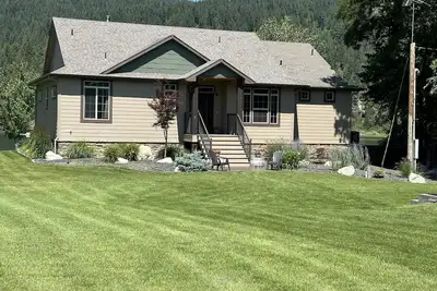 Image de Charming 3-bedroom house on the river ready for fun in the sun.