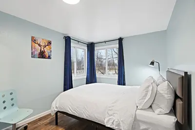 Image de 5 Min walk to restaurants/cafes, 8 min drive to airport, 10 min walk to trails.