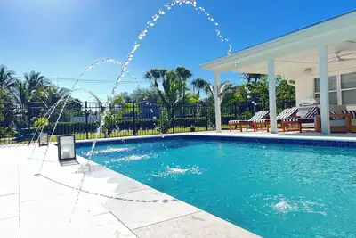 Image de Luxury Villa in Jupiter with Backyard Oasis